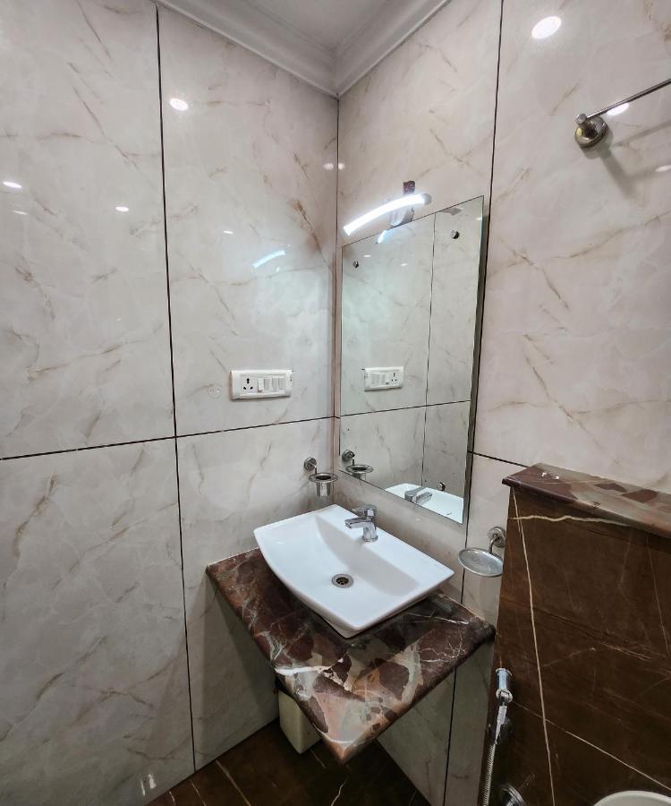 Capital O 6408 Hotel Delhi Heart Нью-Дели Экстерьер фото