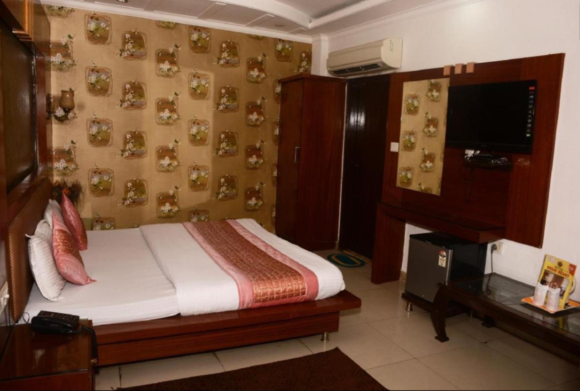 Capital O 6408 Hotel Delhi Heart Нью-Дели Экстерьер фото