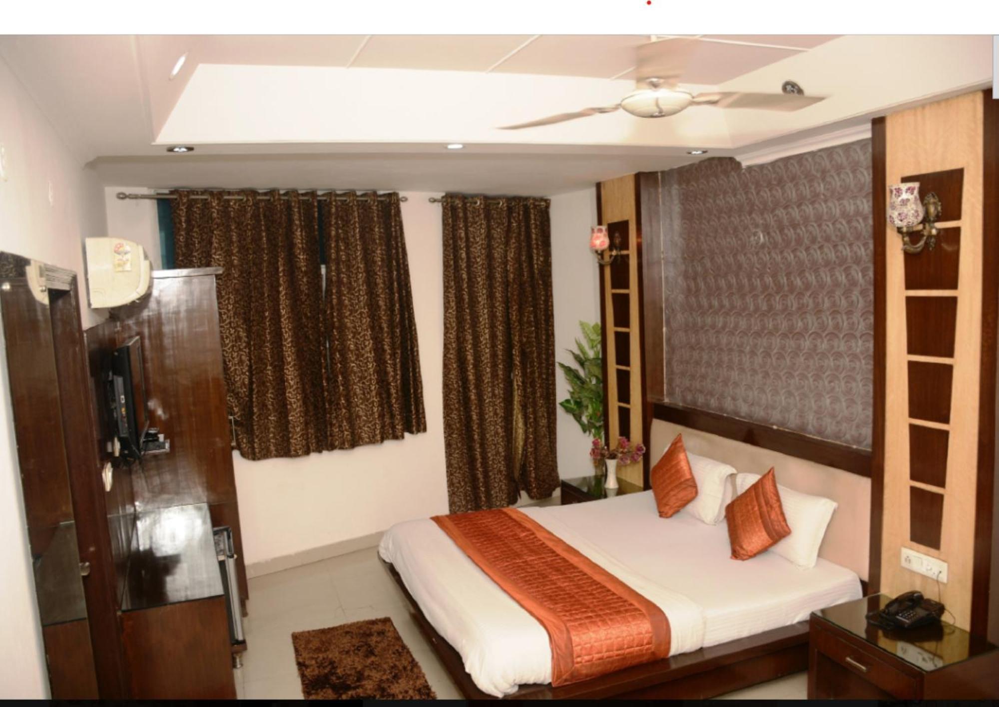 Capital O 6408 Hotel Delhi Heart Нью-Дели Экстерьер фото